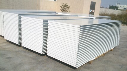 泡沫彩钢夹芯板实拍解析 轻质节能的建筑优选材料